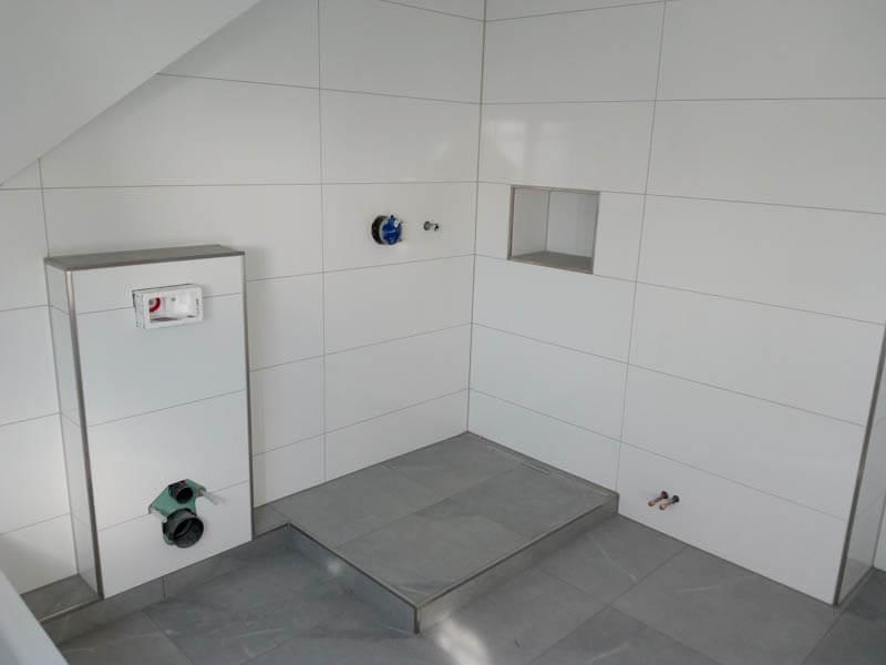 35 - Duschbereich mit symmetrisch angeordneter Nische