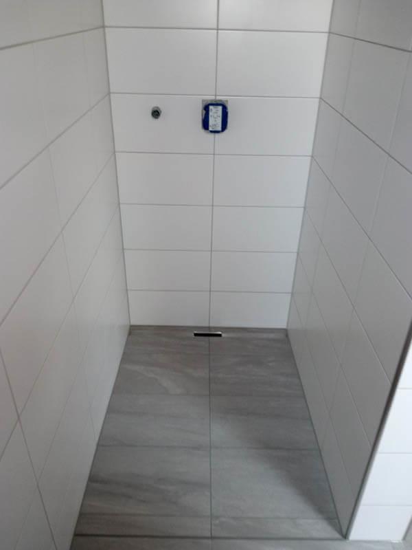 37 - Symmetrisch verlegter Duschbereich mit bodengleicher Dusche